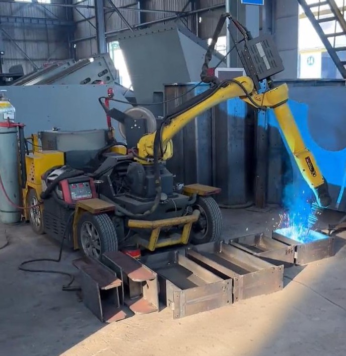 Mobile Welding Robot (Industrial robot)